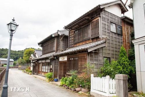 Những ngôi nhà cổ từ thời Edo bên bờ sông Ono tạo cảm giác yên bình cho du khách. (Ảnh: Xuân Giao/TTXVN)