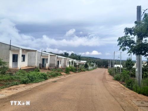 Khu dân cư tại xã Bù Gia Mập được bê tông hóa kiên cố giúp người dân đi lại thuận lợi. (Ảnh: K GƯỈH/TTXVN)