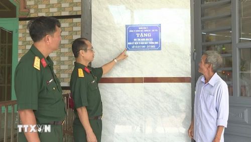 Đoàn Kinh tế-Quốc phòng 778 thăm và động viên gia đình chính sách tại thôn 1 (xã Đa Kia). (Ảnh: K GƯỈH/TTXVN)