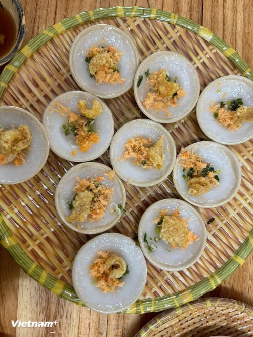 Ở Huế, bánh bèo có thể được dùng vào nhiều thời điểm trong ngày, từ bữa sáng, bữa xế đến buổi chiều. Món ăn không quá no nhưng đủ để thực khách cảm nhận trọn vẹn hương vị của bột gạo, tôm chấy và nước mắm pha khéo. (Nguồn: Vietnam+)