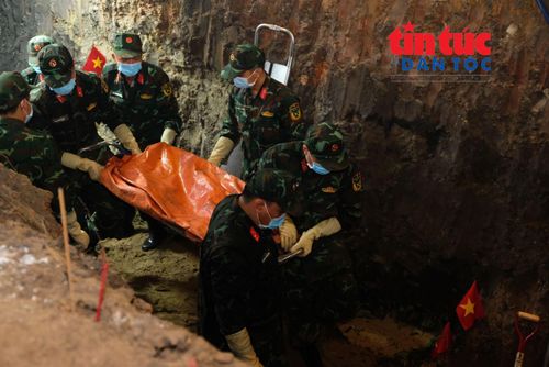 Lực lượng chức năng đào thăm dò một hố sâu khoảng 2m, phát hiện một số di vật, hài cốt ở vị trí phía sau khu nhà truyền thống của Công viên Lê Thị Riêng.