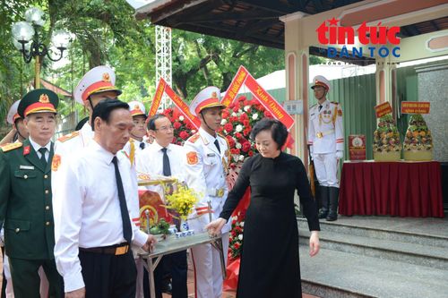 Lãnh đạo Đảng, Nhà nước di quan hài cốt liệt sĩ vào khu vực Nhà tưởng niệm.