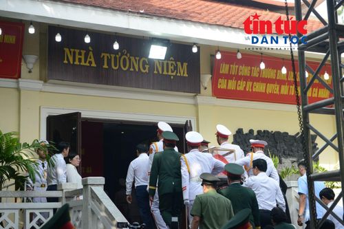 Các hài cốt liệt sĩ được đưa vào Nhà tưởng niệm.