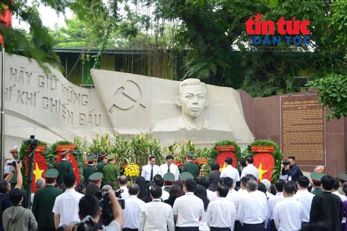Lãnh đạo Đảng, Nhà nước dâng hương tưởng niệm cố Tổng Bí thư Trần Phú và các Anh hùng liệt sĩ tại Công viên Văn hóa Lê Thị Riêng (TP Hồ Chí Minh) trước khi phát lệnh triển khai tìm kiếm hài cốt liệt sĩ.