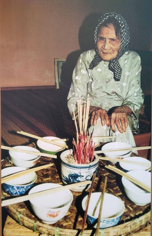 Hình ảnh xúc động mẹ Thứ với mâm cơm cúng có 9 đôi bát đũa dành cho 9 người con liệt sĩ của nhà báo Trần Hồng.