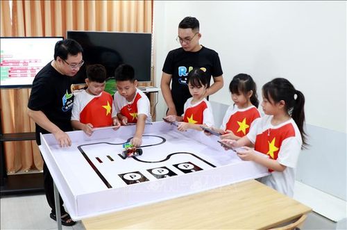 Học sinh thực hiện cho robot tự di chuyển sau khi hoàn thiện phần lắp ráp và lập trình.