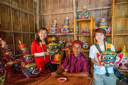 Du khách tìm hiểu nghệ thuật chế tác mặt nạ múa chằn của đồng bào Khmer.