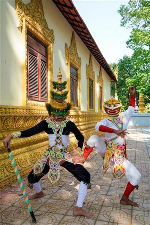 Các nghệ sĩ hóa trang đeo mặt nạ, tái hiện cuộc đấu tranh giữa Thiện và Ác.