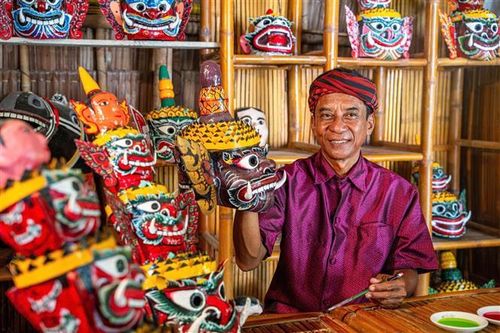 Nghệ nhân ưu tú Kim Mạnh (62 tuổi) xã Tà Cú, tỉnh Vĩnh Long thực hiện các công đoạn chế tác mặt nạ chằn.