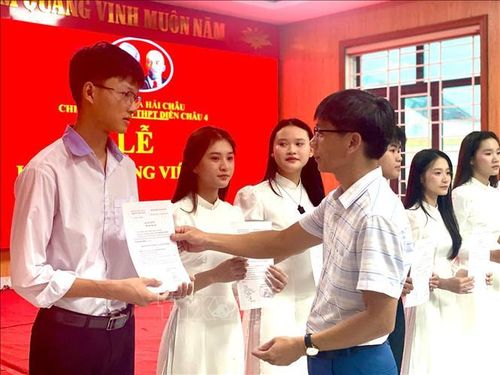 Với các em học sinh Trường THPT Diễn Châu 4, xã Hải Châu, tấm thẻ đảng viên không phải là đích đến cuối cùng, mà là lời nhắc nhở để tiếp tục sống có trách nhiệm hơn với bản thân, gia đình và quê hương. Ảnh: Bích Huệ/TTXVN