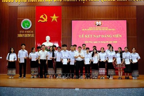 Năm học 202-2026,Trường Phổ thông Dân tộc nội trú Trung học phổ thông số 2 Nghệ An kết nạp 90 đoàn viên ưu tú đứng vào hàng ngũ của Đảng. Ảnh: TTXVN phát