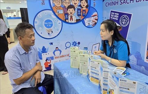 Đại diện Bảo hiểm xã hội thành phố Hải Phòng chia sẻ với người dân về những ưu việt của Bảo hiểm xã hội, Bảo hiểm y tế.