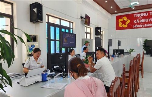 Viên chức Trung tâm Phục vụ hành chính công xã Nguyễn Lương Bằng (Hải Phòng) giải quyết thủ tục hành chính cho người dân. Ảnh: Chu Thanh Vân/TTXVN