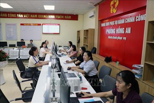 Hoạt động tại Trung tâm phục vụ hành chính công phường Hồng An, Hải Phòng. Ảnh minh họa: Hoàng Ngọc/TTXVN