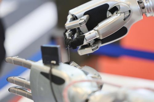 Robot đang xâu kim tại Triển lãm Trí tuệ Thế giới 2026 ở Thiên Tân, miền Bắc Trung Quốc, ngày 28/5. Ảnh: Tân Hoa xã