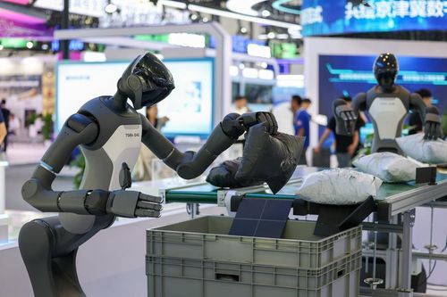 Tobot hình người của PaXini, một công ty công nghệ xúc giác và robot hình người, đang trình diễn khả năng cầm nắm kiện hàng tại Triển lãm Trí tuệ Thế giới 2026 ở Thiên Tân, Trung Quốc. Ảnh: Tân Hoa xã