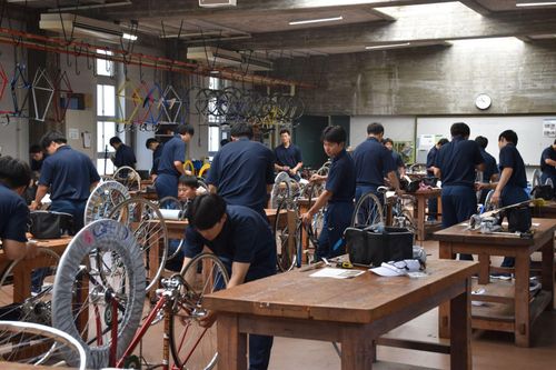 Các vận động viên mới gia nhập bộ môn Keirin tự mình lắp ráp xe đạp và điều chỉnh xe đạp phù hợp với cơ thể. Ảnh: Nguyễn Tuyến – Pv TTXVN tại Nhật Bản