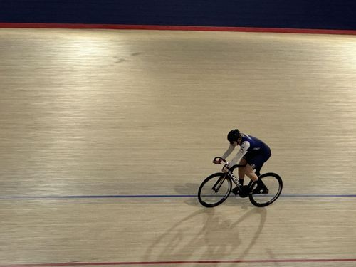 Một nữ vận động viên Keirin quốc tế đang tập luyện tại vòng đua lòng chảo trong nhà tại Viện Nghiên cứu Keirin. Ảnh: Nguyễn Tuyến – Pv TTXVN tại Nhật Bản