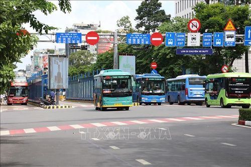 Xe buýt trên đường Hàm Nghi, phường Bến Thành trong ngày đầu miễn vé xe cho người dân Thành phố Hồ Chí Minh. Ảnh: Hồng Đạt/TTXVN