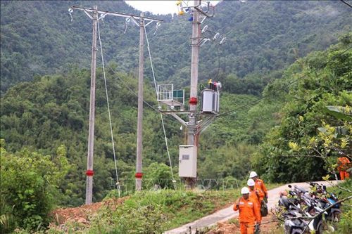 Sau 6 tháng thi công, bản Huổi Lính đã được đóng điện. Ảnh: Nguyễn Oanh/TTXVN
