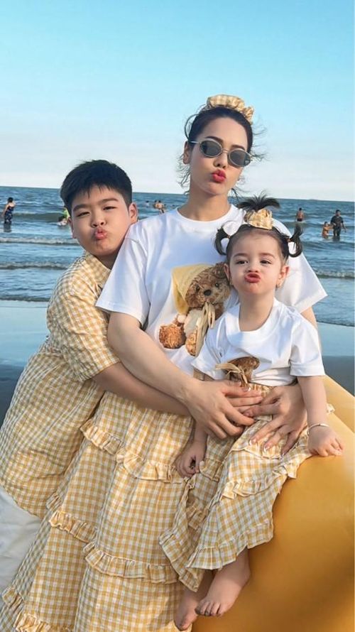 Nhật Kim Anh hạnh phúc bên 2 con.