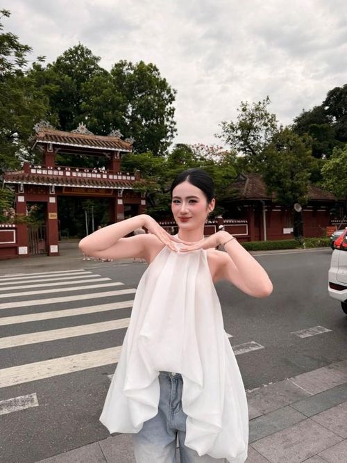 Nhan sắc rạng rỡ của Hoa hậu Ý Nhi.