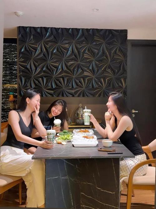 Ý Nhi có mối quan hệ thân thiết với Bùi Khánh Linh, Huỳnh Minh Kiên.