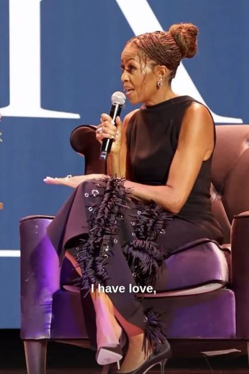 Cựu Đệ nhất phu nhân Mỹ Michelle Obama chọn kiểu tóc tết cầu kỳ được búi cao, kết hợp các lọn tóc buông nhẹ ôm gương mặt. Ảnh: IGNV