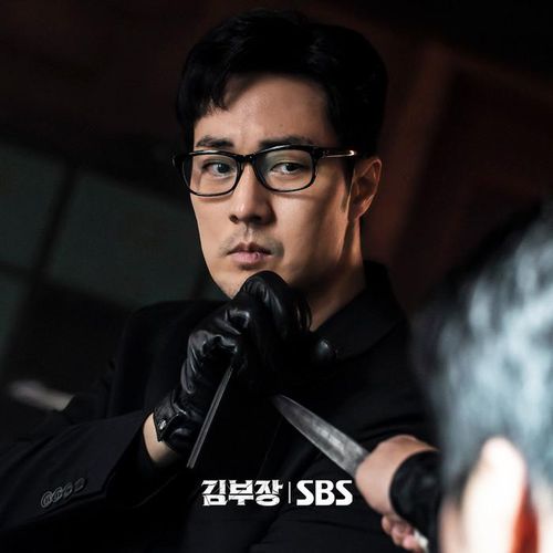 Đang phát sóng từ ngày 26/6/2026, Agent Kim Reactivated (Đặc Vụ Kim Tái Khởi Động) sớm gây chú ý khi đạt rating 21,6% chỉ sau bốn tập. Tác phẩm thuộc thể loại hành động, điệp viên và giật gân, xoay quanh Kim Do Hyeon do So Ji Sub thủ vai. Bề ngoài, anh là một nhân viên văn phòng hiền lành và ông bố đơn thân luôn cố gắng bảo vệ con gái Min Ji. Thế nhưng, Kim Do Hyeon thực chất là cựu đặc vụ tình báo từng sở hữu kỹ năng chiến đấu và điều tra đặc biệt. Khi Min Ji bị một băng đảng bắt cóc, anh buộc phải trở lại thế giới ngầm, đối đầu với những thế lực nguy hiểm để tìm con. Phim được giới thiệu là dự án chuyển thể từ webtoon Manager Kim, quy tụ thêm Choi Dae-hoon và Yoon Kyung-ho, tập trung vào hành trình của một người cha tái kích hoạt quá khứ để chống lại tội phạm.
