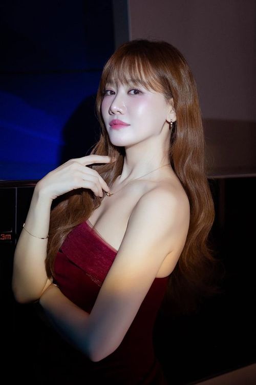 Hari Won chăm chỉ ăn diện, trang điểm theo phong cách trẻ trung. Ảnh: FBNV