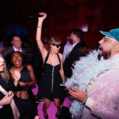 Taylor Swift và Travis Kelce đều diện trang phục cưới của Christian Dior Haute Couture và mang giày đặt làm riêng từ Christian Louboutin.