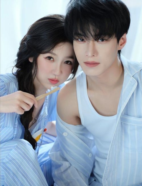 Ngu Thư Hân và Hà Dữ đóng chính trong Song Quỹ, dự án hiện đại chuyển thể từ tiểu thuyết cùng tên của Thời Cửu Viễn. Khương Mộ và Cận Triêu lớn lên trong mối quan hệ anh em không cùng huyết thống, nhưng biến cố gia đình đã khiến họ phải xa cách từ nhỏ. Khi trưởng thành, Khương Mộ tìm đến Thái Lan để gặp lại Cận Triêu và phát hiện anh đang sống giữa môi trường phức tạp, nhiều hiểm nguy. Sự đồng hành của cô giúp Cận Triêu dần mở lòng, nhưng một biến cố khác lại đẩy cả hai rời xa nhau. Cuộc tái ngộ tại Nam Kinh sau nhiều năm trở thành điểm khởi đầu cho hành trình trưởng thành của hai nhân vật.