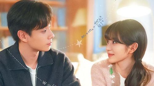 Bạn Gái Thiên Tài kể về Lâm Tri Hạ, cô gái có chỉ số IQ 174, và Giang Thu Bạch, thiếu gia chuyển đến làm bạn cùng bàn của cô khi cả hai mới 9 tuổi. Giang Thu Bạch luôn muốn cạnh tranh với Lâm Tri Hạ nhưng liên tục thất bại, từ đó tạo nên mối quan hệ đối đầu đầy thú vị. Trải qua bảy năm bên nhau, họ dần trở thành chỗ dựa của nhau trước những tổn thương gia đình và áp lực trưởng thành. Câu chuyện thanh mai trúc mã của Điền Hi Vi và Hồ Nhất Thiên được kỳ vọng thu hút khán giả nhờ mô-típ từ đối thủ thành người đồng hành, kết hợp yếu tố chữa lành và tình cảm nhẹ nhàng.