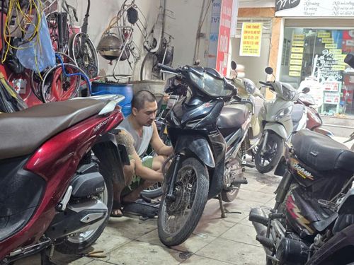 Anh Nguyễn Văn Long, chủ một cửa hàng sửa xe máy tại phường Định Công, Hà Nội.
