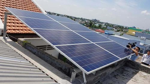 Điện mặt trời mái nhà góp phần phát triển nguồn năng lượng phân tán cho đô thị. Ảnh: Venergy