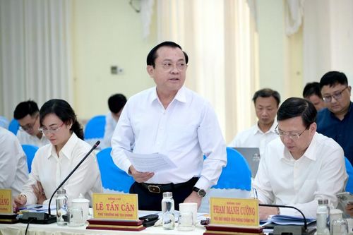 Thứ trưởng Bộ Tài chính Lê Tấn Cận phát biểu tại buổi làm việc, thông tin về các nguồn lực đầu tư, phát triển dành cho tỉnh Tây Ninh. Ảnh: Huỳnh Phong