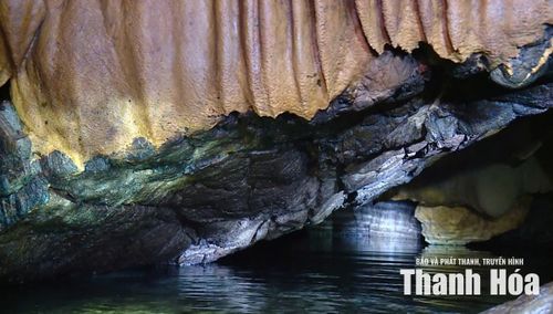 Khung cảnh huyền ảo trong hang Cặp Đớp.