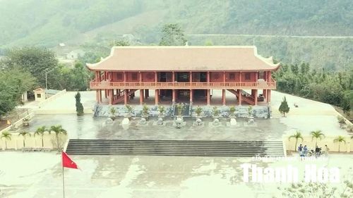 Đền Chín Gian được xây dựng theo lối nhà sàn đặc trưng của người Thái, với kết cấu chín gian trên nền cao, tạo thế vững chãi giữa núi rừng.