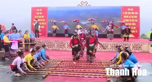 Hoạt động nhảy sạp diễn ra trong phần hội, mang đến không gian giao lưu văn hóa đặc sắc giữa người dân và du khách.