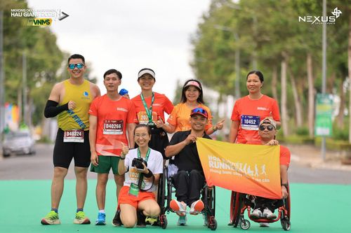 Anh Huỳnh Hữu Cảnh (thứ 2, từ trái qua) cùng thành viên câu lạc bộ chạy bộ Hoa Khuyết. Ảnh: Nhân vật cung cấp