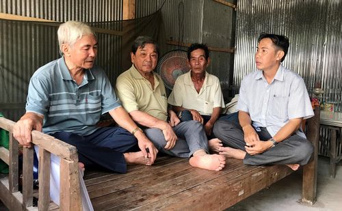 Thành viên Tổ tiết kiệm giúp đỡ bệnh nhân nghèo ấp Phú Quí thăm hỏi gia đình ông Võ Văn Lập (thứ 2, từ phải qua) sống neo đơn. Ảnh: TRỌNG TÍN