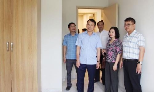 Đoàn giám sát của Thường trực HĐND tỉnh khảo sát thực tế tại Dự án khu nhà ở xã hội để bố trí cho người lao động làm việc trong Khu công nghiệp Yên Phong.