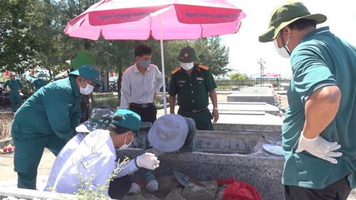 Các lực lượng của xã Thăng Điền thực hiện khai quật nghiêm túc, chu đáo. Ảnh: GIANG BIÊN