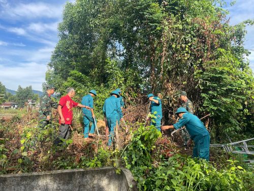 Người dân thôn Lộc Đông cung cấp thông tin về trường hợp chiến sĩ được cho là hy sinh trong kháng chiến chống Mỹ và an táng tại khu vực vườn nhà cũ. Ảnh: THU PHƯƠNG