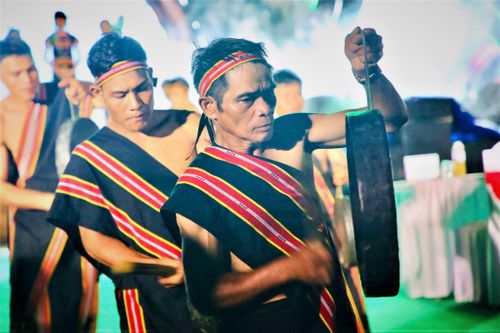 Mở màn chương trình khai mạc, các nghệ nhân Ca Dong, Mơ Nông, Xơ Đăng trình diễn nghi thức rước thần quế. Ảnh: ALĂNG NGƯỚC