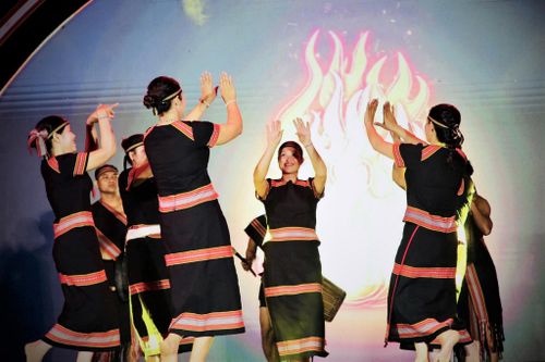 Nghệ nhân xã Trà Leng trình diễn chương trình nghệ thuật tại đêm khai mạc lễ hội. Ảnh: ALĂNG NGƯỚC