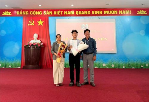 Trường THPT Ngũ Hành Sơn tổ chức kết nạp Đảng cho quần chúng ưu tú học sinh Huỳnh Ngọc Tân: Ảnh: NTCC.