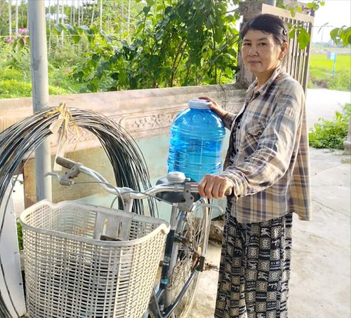Nước sạch bị nhiễm mặn, người dân xã Nam Phước phải mua nước đóng bình để nấu ăn. Ảnh: Người dân cung cấp.