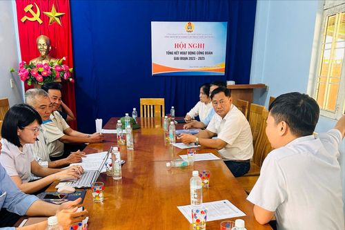 UBND xã Nam Phước làm việc với đơn vị cấp nước để bàn giải pháp ứng phó tình trạng nước sinh hoạt bị nhiễm mặn. Ảnh: ĐVCC