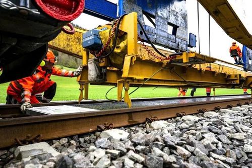 Lắp đặt tấm pin mặt trời ở giữa đường ray. Ảnh: Swissinfo